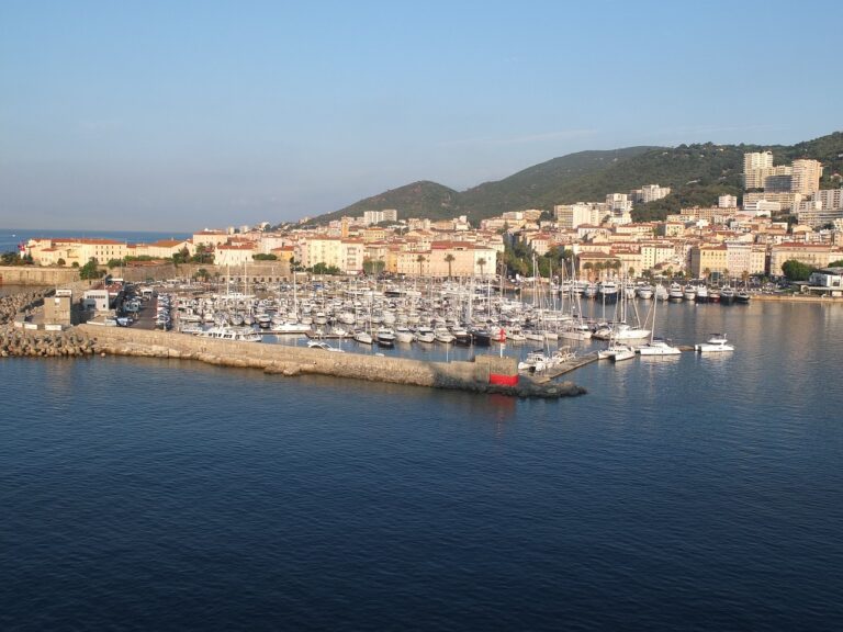 Explorer la Corse en juin : Plages, villes et activités inoubliables